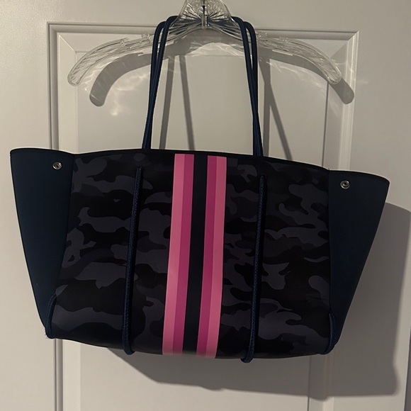 HAUTE SHORE Handbags - HAUTE SHORE Navy Camo Tote with Pink Center Stripe & matching wristlet